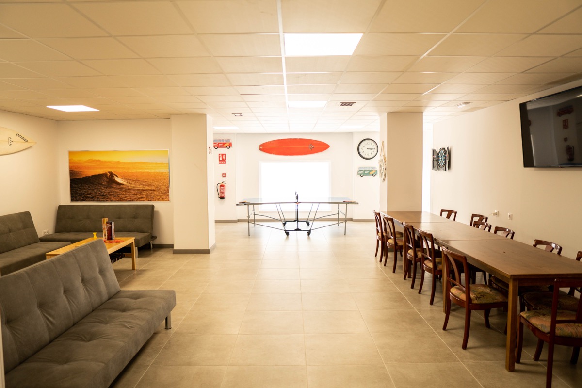 Salón y sala común del Albergue Playa de Merón