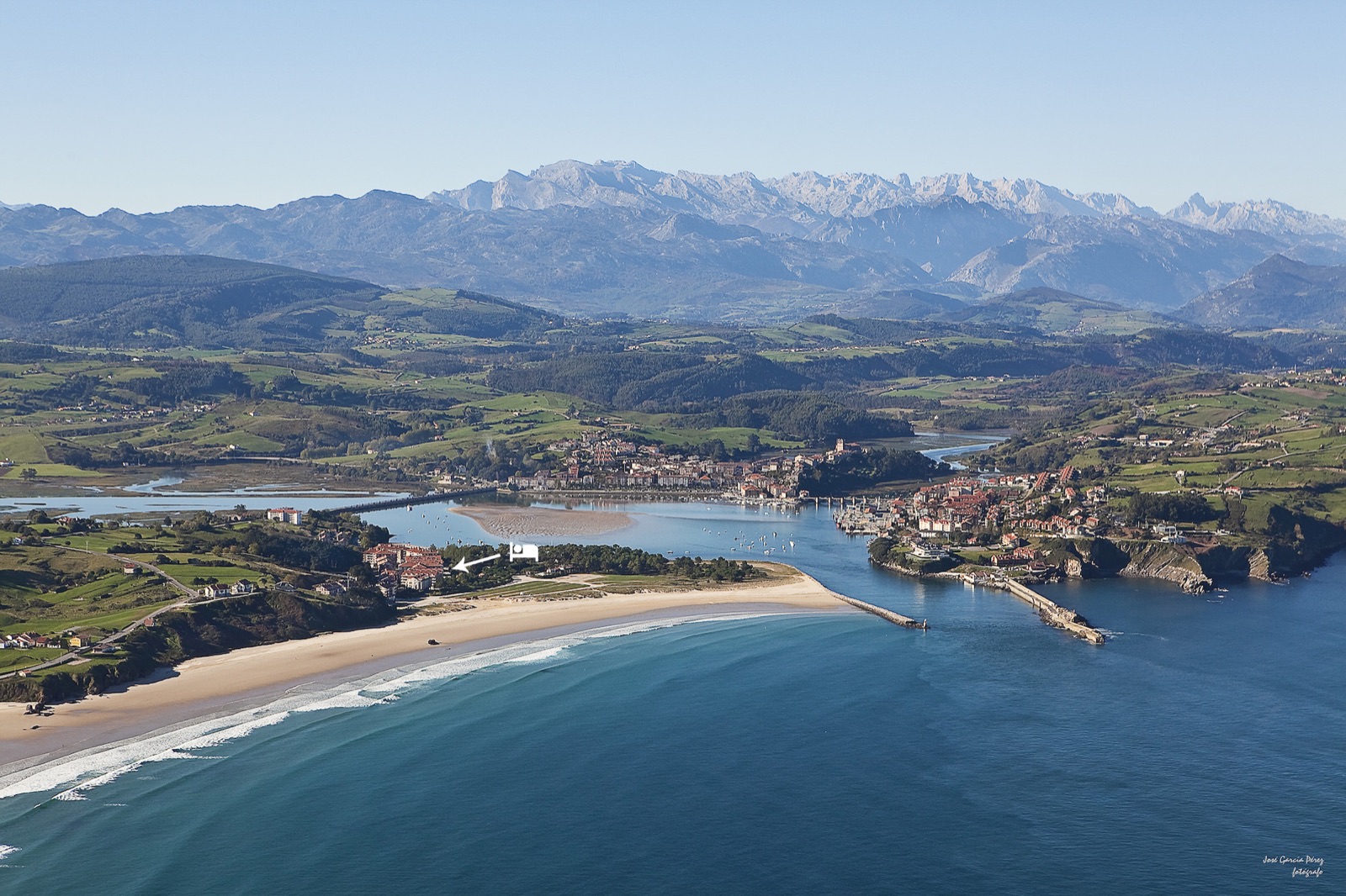 Vista aérea del casco antiguo, el puente y el puerto de San Vicente de la Barquera, Cantabria