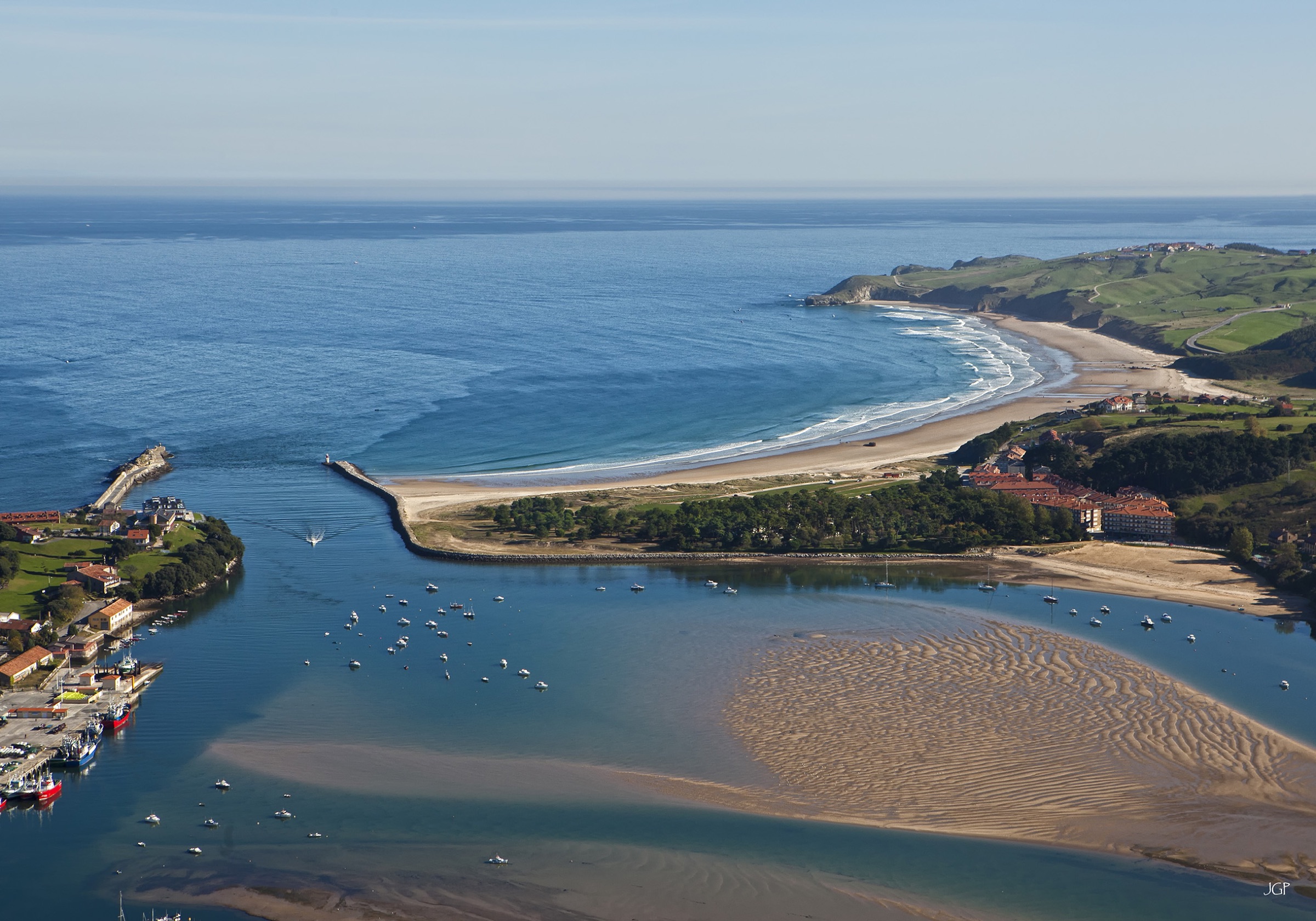 Vue aérienne de l'auberge Albergue Playa de Merón, à côté de la Playa de Merón et de la côte cantabrique